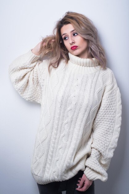 Woman wearing a white knitted sweater